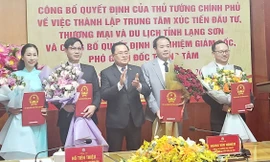 Ban lãnh đạo Trung tâm Xúc tiến đầu tư Thương mại và Du lịch tỉnh Lạng Sơn nhận Quyết định bổ nhiệm. Ảnh: Duy Chiến 