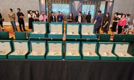 Công ty Singapore tặng đồng hồ Rolex, vàng thỏi cho hơn 300 nhân viên