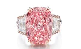 Chiêm ngưỡng viên kim cương hồng siêu hiếm vừa phá kỷ lục đấu giá
