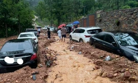 Hà Nội: Lũ quét bất ngờ, nhiều ô tô mắc kẹt ở khu vực Sóc Sơn