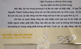 'Quan' miền Tây lại in tên cơ quan lên thiệp cưới