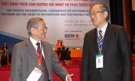 "Việt Nam tồn tại giữa búa và đe"