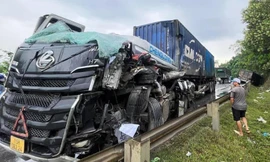 Xe container biển số Hải Phòng biến dạng sau va chạm với xe đầu kéo 