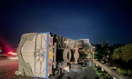 Bị xe con lấn làn, xe tải lật trên cao tốc Hà Nội - Lào Cai