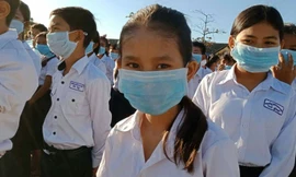 Học sinh Campuchia đeo khẩu trang phòng bệnh. Ảnh: Khmer Times.