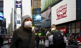 Một người đeo khẩu trang trên Quảng trường Thời đại ở New York, Mỹ ngày 3/3. Ảnh: Getty.