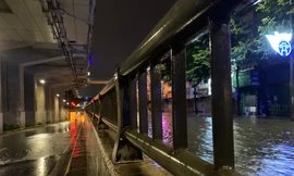 Đoạn đường Nguyễn Trãi bên cạnh hầm chui Thanh Xuân mênh mông nước tối 7/9. Ảnh: Thái An.