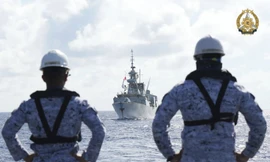 Lính thủy Philippines đang nhìn tàu của Canada trong hoạt động hợp tác hàng hải đa phương diễn ra ngày 7/8 trên Biển Đông. Ảnh: BQP Philippines.