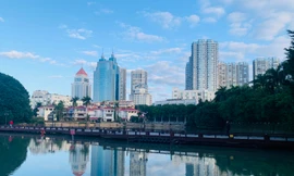 Cao ốc soi bóng mặt Hồ Tây, thành phố Phúc Châu, tỉnh Phúc Kiến, Trung Quốc. Ảnh: Linh Nhi.