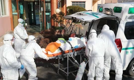 Đưa người nghi nhiễm Covid-19 tới bệnh viện ở Daegu, Hàn Quốc. Ảnh: Yonhap.