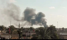 Sân bay quốc tế Baghdad bốc khói sau vụ không kích. Ảnh: CGTN.