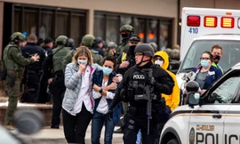 Đưa người ra khỏi King Sooper's Grocery sau khi cửa hàng này ở bang Colorado của Mỹ bị xả súng hôm 22/3/2021. Ảnh: Getty.