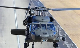 Chương trình Hệ thống tự động hóa lao động trong buồng lái của DARPA đã hoàn thành chuyến bay đầu tiên mà không có phi công trên máy bay trực thăng UH-60A Black Hawk. Ảnh: DARPA.