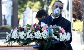 Nhân viên tang lễ và nghĩa trang đeo khẩu trang ở thành phố Bergamo của Italy hôm 16/3. Ảnh: Getty.