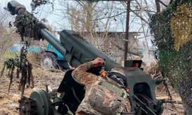 Một quân nhân Nga nhắm pháo vào vị trí của Ukraine ở khu vực biên giới Kursk của Nga. Ảnh: Bộ Quốc phòng Nga/AP.