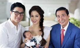 Tỷ phú Hong Kong Lee Shau Kee (phải) cùng con trai Martin Lee, vợ Cathy Tsui và con nhỏ. Ảnh: SCMP.