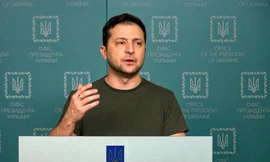 Tổng thống Ukraine Volodymyr Zelensky phát biểu trước quốc dân ngày 27/2. Ảnh: Văn phòng báo chí Tổng thống Ukraine thông qua AP. 