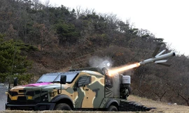 Tên lửa Spike NLOS được phóng đi từ xe thiết giáp Plasan Sand Cat. Ảnh: Wikipedia.