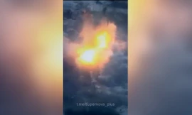 Trong ảnh được cắt từ video, có thể nhìn thấy vụ nổ tại một tòa nhà dường như là nơi trú ẩn của binh sĩ Nga. Nguồn: Ukraine Front/Twitter.