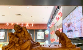 Tác phẩm "Thú vui đánh cờ công tử" của nghệ nhân Tôn Văn Dũng. Ảnh: Linh Nhi.