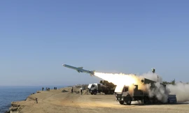 Iran diễn tập tên lửa. Ảnh: AP.