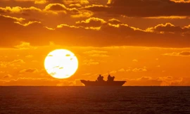 Tàu sân bay HMS Queen Elizabeth (R08) của Hải quân Hoàng gia Anh đi ngang qua Đại Tây Dương ngày 23/9/2019. Ảnh: HNLMS De Ruyter.