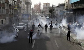 Khử khuẩn phòng chống Covid-19 ở thủ đô Tehran của Iran ngày 13/3. Ảnh: AP.