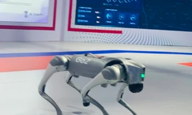 Robot chó đang thể hiện trình độ vận động tại GDTE 2023 ở Hàng Châu, Trung Quốc. Ảnh: Linh Nhi.