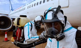 Nhân viên sân bay quốc tế Juba của Nam Sudan chuẩn bị khử khuẩn chiếc máy bay hạ cánh hôm 3/4. Ảnh: Getty Images.