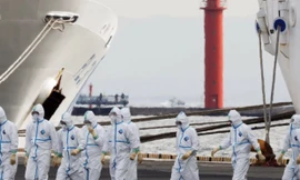 Nhân viên y tế gần du thuyền Diamond Princess đang được cách ly ở Nhật Bản. Ảnh: CGTN.