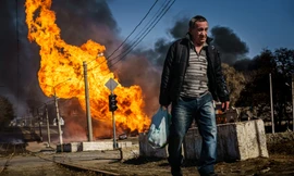 Một phụ nữ Ukraine bị thương, cô giáo tên Helena, đứng bên ngoài bệnh viện sau một cuộc tấn công vào thị trấn Chuhuiv, miền đông Ukraine hôm 24/2/2022 - ngày xung đột Nga-Ukraine bùng phát. Ảnh: Getty Images.