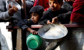 Người Palestine chờ nhận thức ăn do một bếp từ thiện nấu trong bối cảnh thiếu nguồn cung cấp thực phẩm tại thành phố Rafah phía nam Dải Gaza ngày 16/1/2024. Ảnh: Reuters.