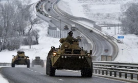 Đoàn xe bọc thép của Nga di chuyển dọc theo đường cao tốc ở Crimea hồi đầu tháng này. Ảnh: AP. 