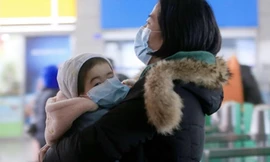 Mấy ngày qua một số tỉnh thành Trung Quốc ghi nhận các bệnh nhi nhiễm coronavirus mới từ bố mẹ. Ảnh: Global Times.