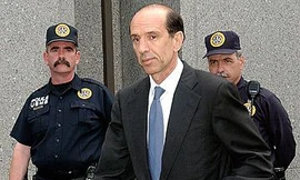 Samuel Waksal, CEO của ImClone, bị kết án hơn 7 năm tù, bị phạt 4,3 triệu USD. Ảnh: Getty Images.