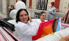 Annery Rivera Velasco và Yennys Hernandez Molina kết hôn ngay trước cuộc trưng cầu ý dân về bộ luật gia đình mới, trong đó có điều khoản hợp pháp hóa hôn nhân đồng giới. Ảnh: CNN.