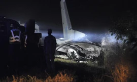 Xác chiếc máy bay Antonov An-26 xấu số. Ảnh: AP.