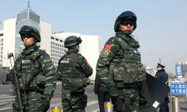Đặc nhiệm Báo Tuyết (một đơn vị chống khủng bố của Trung Quốc) làm nhiệm vụ trên đường phố Bắc Kinh. Ảnh: China Daily.