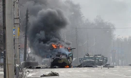 Một chiếc xe quân sự của Nga bốc cháy cạnh thi thể một người lính ở Kharkiv, Ukraine ngày 27/2. Nguồn: Times of Israel.