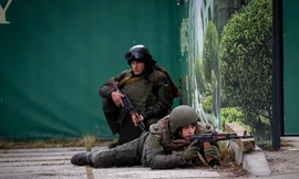 Binh sĩ Ukraine chốt ở các vị trí trung tâm Kiev để chống lại các lực lượng của Nga. Ảnh: AP.