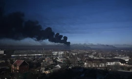 Khói đen bốc lên từ một sân bay quân sự ở thành phố Chuguyev của Ukraine ngày 24/2. Ảnh: Getty Images. 
