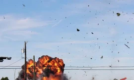 Một chiếc 'pháo đài bay' Boeing B-17 Flying Fortress và một chiếc tiêm kích Bell P-63 Kingcobra đâm nhau, nổ tung khi đang bay biểu diễn chiều 12/11. Ảnh: AP.