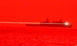 Vũ khí laser đặt trên tàu chiến của Hải quân Mỹ đốt cháy máy bay không người lái trên Thái Bình Dương ngày 16/5. Ảnh: US Navy.