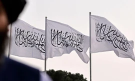 Một chiến binh Taliban được chụp trên nền cờ Taliban được cắm tại sân bay quốc tế Hamid Karzai ở thủ đô Kabul của Afghanistan ngày 11/9/2021. Ảnh: Getty Images.