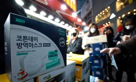 Khẩu trang được bày bán bên ngoài 1 siêu thị ở Seoul, Hàn Quốc. Ảnh: Bloomberg.