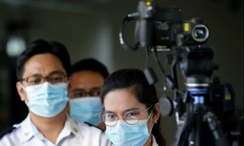 Nhân viên sân bay theo dõi máy quét thân nhiệt khi hành khách tới sân bay quốc tế Ninoy Aquino của Philippines. Ảnh: Getty.