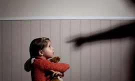 Bố mẹ ly hôn có bạn đời mới, khả năng con bị lạm dụng cao gấp 40 lần