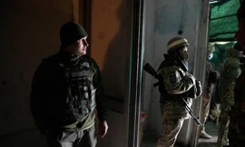 Các binh sĩ Ukraine trú ẩn trước đợt pháo kích lớn tại một thị trấn nằm ở miền đông nước này. Ảnh: The Washington Post.