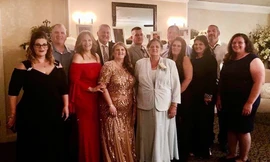 Bà Grace Fusco (giữa, trang phục trắng) cùng 11 người con. Ảnh: New York Times.