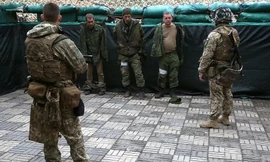 Lực lượng Ukraine bắt giữ các quân nhân của Cộng hòa Nhân dân Lugansk tự xưng - những người tham gia tấn công thị trấn Schast'ye ở miền đông Ukraine. Ảnh: Getty Images.